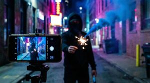 Quer viralizar no Instagram ou TikTok? Descubra os truques de iluminação e câmera para tirar fotos noturnas perfeitas usando fumaça colorida e sparkles.