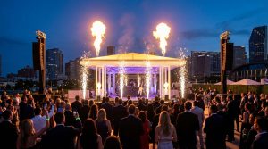 Transforme a convenção ou festa de fim de ano da sua empresa em um espetáculo. Descubra como usar fogo frio, fumaça e baterias com total segurança.