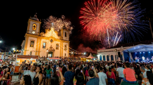 Organizando a festa do padroeiro ou a procissão de outubro? Garanta o show pirotécnico da sua paróquia com as baterias profissionais e seguras da Jupiter Fogos.